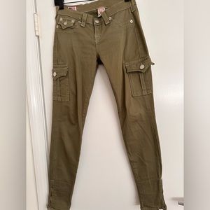 Gently worn authentic True Religion “Krista” skinny cargo in KHAKI.